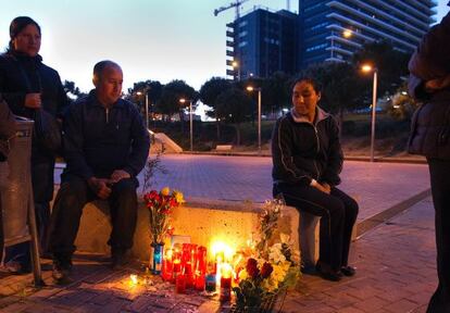 Vecinos de L'Hospitalet en el parque donde murió el menor el viernes