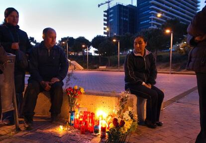 Vecinos de L&#039;Hospitalet  en el parque donde muri&oacute; el menor el viernes