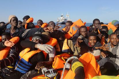 Mediterráneo, a unas 13 millas de la costa de Libia. N 33º 04, 361’
O 12º 42, 466. Los rescatadores de la organización Proactiva Open Arms reparten chalecos salvavidas. Es lo primero que se hace antes de empezar el desembarco de las precarias embarcaciones. Los traficantes les dicen, según algunos testimonios recogidos en el barco, que Europa está solo a tres horas de navegación. 