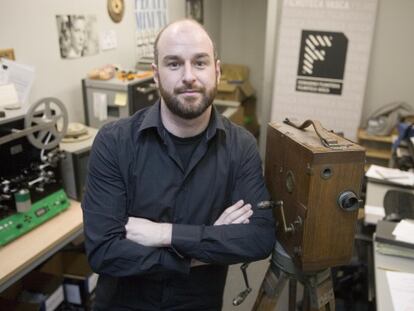 El director de la Filmoteca Vasca, Joxean Fernández, posa junto a un proyector antiguo en una fotografía de archivo.