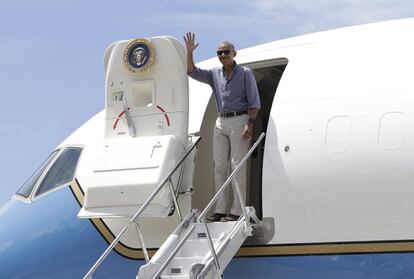 El presidente Barack Obama llega con su Air Force al antiguo Campo Henderson en las Islas Midway para visitar la reserva de Papahanaumokuakea (Hawái).