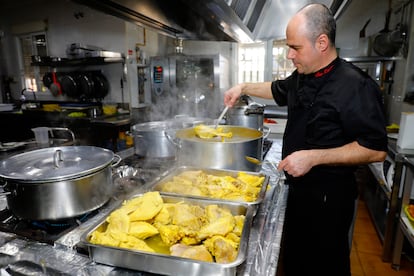 Proceso de elaboración de 'La pava borracha' en el restaurante El Cruce.