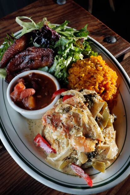 Un plato de mofongo, una receta tradicional puertorriqueña, elaborada con tostones (plátanos fritos), ajo, aceite de oliva, chicarrones, tocino y otros ingredientes.