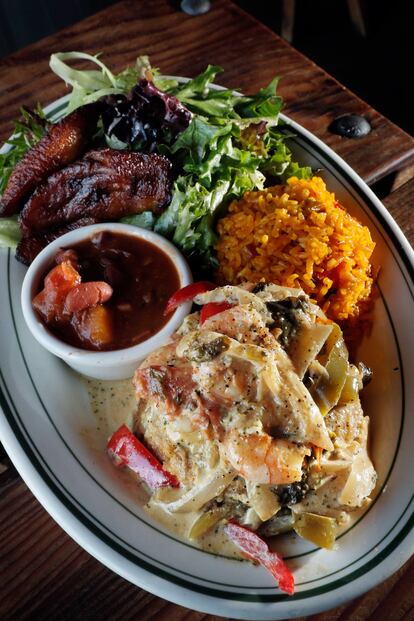 Un plato de mofongo, una receta tradicional puertorriqueña, elaborada con tostones (plátanos fritos), ajo, aceite de oliva, chicarrones, tocino y otros ingredientes. 