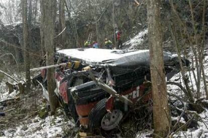 Los servicios de rescate trabajan junto a los restos del autocar que se accidentó entre las localidades suizas de Orsieres y Liddes.