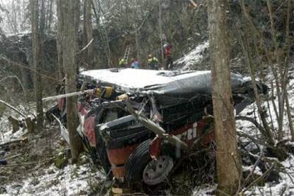 Los servicios de rescate trabajan junto a los restos del autocar que se accident entre las localidades suizas de Orsieres y Liddes.