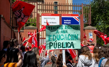 Protestas en el Instituto Ramiro de Maeztu por la propuesta de la Comunidad de Madrid de instalar una escuela para hijos de funcionarios europeos dentro del centro público en 2024.