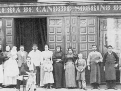Plantilla completa frente a la fachada de Botín en 1887