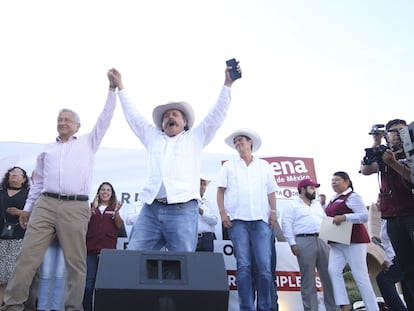 Armando Guadiana Tijerina en un mitin en Coahuila junto a Andrés Manuel López Obrador, en 2017.