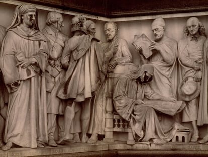 Josquin des Prez (a la izquierda) junto a Rossini, Monteverdi, Palestrina, Guido d'Arezzo y San Ambrosio en el lado sur del Friso del Parnaso del Albert Memorial que se encuentra en los Kensington Gardens de Londres.