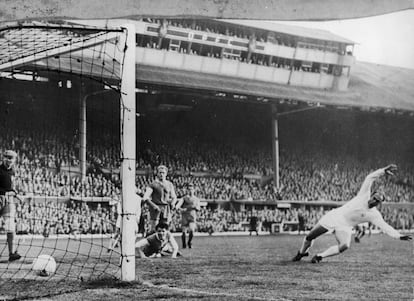 El jugador madridista Alfredo di Stéfano marca el primer gol de su equipo durante la final de la Copa de Europa,disputada en el estadio Hampden Park de Glasgow (Escocia), que finalizó con el resultado de Real Madrid 7-Eintracht Francfort 3, el 18 de mayo de 1960.