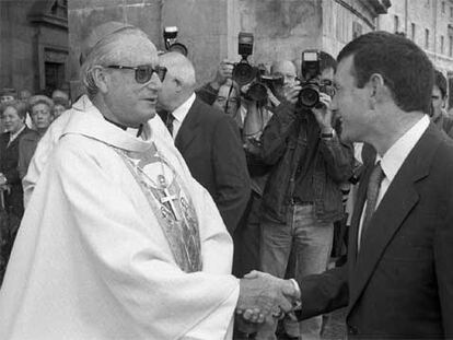 José María Setién, obispo de San Sebastián entre 1979 y 2000, saluda al <i>lehendakari</i>, Juan José Ibarretxe, en la basílica de Loyola en 1998.