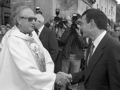 José María Setién, obispo de San Sebastián entre 1979 y 2000, saluda al <i>lehendakari</i>, Juan José Ibarretxe, en la basílica de Loyola en 1998.