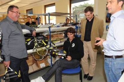 Rafael Nadal en Lyon con su nueva raqueta y rodeado de los técnicos y directivos de la marca que la fabrica.