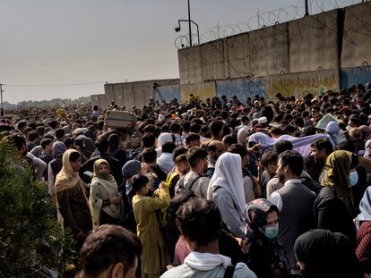 Millares de afganos esperan en los alrededores del aeropuerto de Kabul.