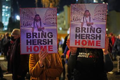 Las familias de los rehenes celebran también cada sábado un acto a pocos metros de donde los manifestantes piden el fin de la guerra o la salida del poder de Netanyahu. En la imagen, dos mujeres sostienen carteles con la imagen de uno de los secuestrados el 7 de octubre por Hamás.