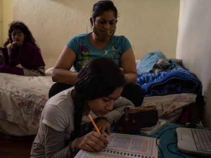 Dayanira Blanco y su hija Sara hacen las tareas que su maestra le envía semanalmente por WhatsApp durante el confinamiento en Ecuador.