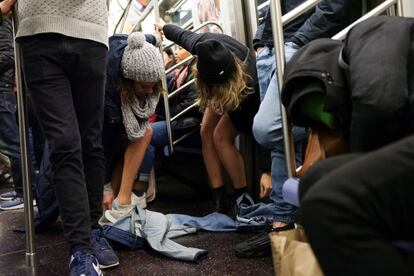 Una vez en el metro, comenzaron a quitarse los zapatos y medias para despojarse de sus pantalones, aunque llevaban suéters, abrigos, gorras y guantes para protegerse del frío.