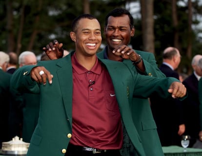 Tiger Woods recibe de Vijay Singh, ganador de la edición de 2000, la chaqueta verde como vencedor del Masters de Augusta de 2001.- Tras las victorias en el Open Championship, el US Open y el PGA de 2000, Tiger se convertía en el único jugador de la era moderna en ganar los cuatro 'grandes' seguidos, si bien lo hizo en dos años, en lo que se ha conocido como el Tiger Slam. Ese mismo año alcanzó la mayor media de puntos y la mayor ventaja sobre el segundo, Phil Mickelson, de la historia del ranking mundial.