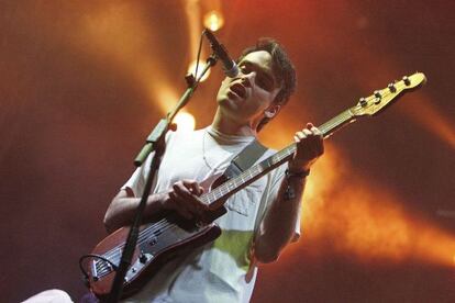 El cantante y bajista del grupo Delorean, Ekhi Lopetegui, durante el concierto gratuito ofrecido en la jornada inaugural del Primavera Sound.