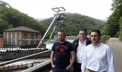 Andrés Vallina, Julio Areces y Moisés Díaz, mineros y empleado de una central térmica, frente al pozo San Nicolás, en Mieres (Asturias). 