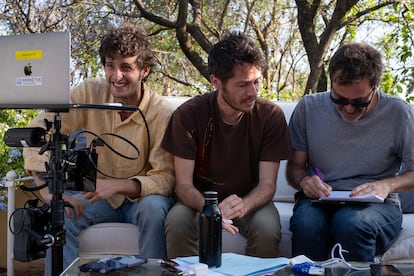 El actor Daniel Ibáñez comenta una escena a través del ordenador con Isaki Lacuesta.