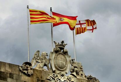 Les banderes de Catalunya, d'Espanya i de la ciutat de Barcelona, a la seu de l'Ajuntament.