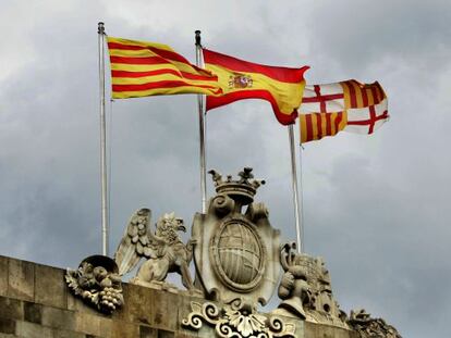 Las banderas de Cataluña, de España y de la ciudad de Barcelona, en la sede del Ayuntamiento.