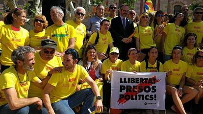 Els primer corredors, davant del Palau de la Generalitat.