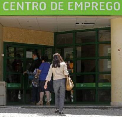 Ciudadanos portugueses entran en una oficina de empleo en Lisboa.