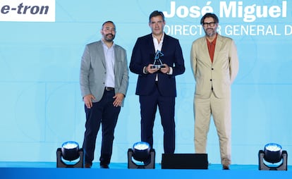 Vicente Jiménez (izquierda), director de AS y Jorge Muñoz Riesco (derecha), jefe de Movilidad de Iberdrola, junto a José Miguel Aparicio (centro), director general Audi España, premio AS al mejor coche electrificado por el Audi Q8 e-Tron.