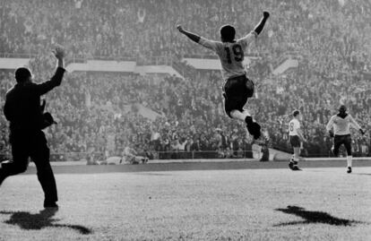 17 de junio de 1962. El brasileño Zito salta de alegría tras marcar el segundo gol en la final en el estadio Nacional de Santiago de Chile. Brasil gana a Checoslovaquia 3-1 consiguiendo su segundo título mundial.