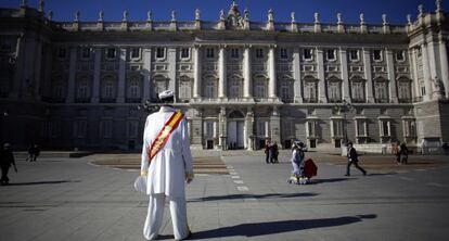 El búlgaro Ruben disfrazado de Franco en la plaza de Oriente de Madrid.