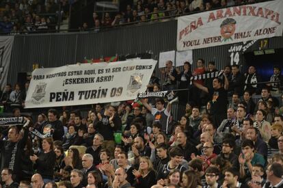 Pancartas de apoyo al club durante el Bilbao-Real Madrid.
