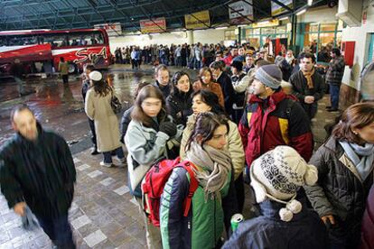 Cientos de personas hacían cola ayer en la estación de autobuses de Burgos a la espera de iniciar su viaje.