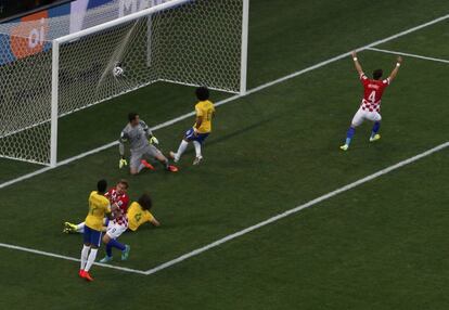 Marcelo marca en propia meta el primer gol del partido.