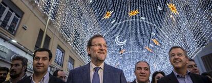 Mariano Rajoy (centro), este jueves, durante su arranque de campa&ntilde;a en M&aacute;laga. 