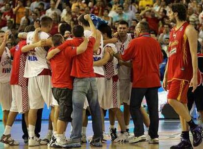 Gasol, a la derecha, observa cómo los jugadores croatas celebran la victoria.