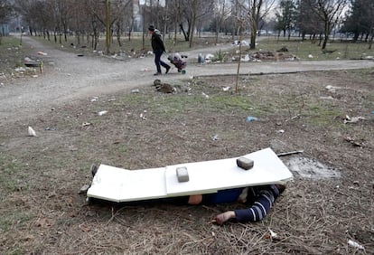 El cuerpo de una persona muerta como consecuencia de los ataques de las tropas rusas en la ciudad portuaria de Mariupol.