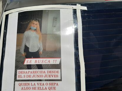 Uno de los carteles pegados a un coche con la fotografía de la joven de 17 años, Rocío Caíz, durante su desaparición a principios de junio de 2021.