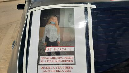 Uno de los carteles pegados a un coche con la fotografía de la joven de 17 años, Rocío Caíz, durante su desaparición a principios de junio de 2021.