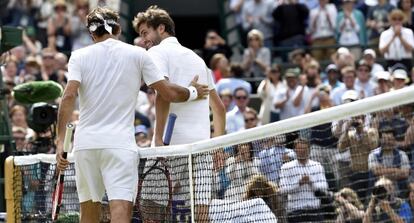 Federer saluda a Simon tras su victoria.