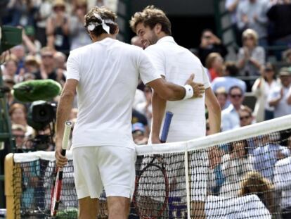 Federer saluda a Simon tras su victoria.