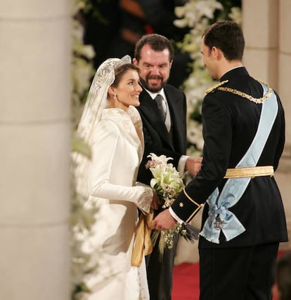 Jesús Ortiz acompaña a su hija al altar. Don Felipe tuvo que esperar 20 minutos a que llegaran. El retraso no fue culpa de la novia. Con la alfombra empapada y cayendo agua a mansalva, el servicio de protocolo tuvo que buscar una solución para que no la novia no se mojara. Ella y sus damas de honor en un coche, y a los pajes, en un monovolumen.