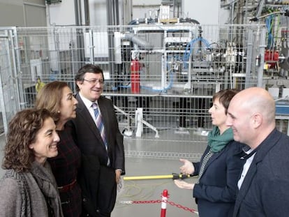 Los nuevos directores Ejecutivo y Técnico de ESS Bilbao, Jose Luis Martínez Peña, y Pedro González, junto a las representantes de los Gobiernos vasco y central.