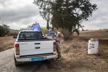 Des Prendegast y Armin Dozo, dos agentes de la Policía de Naciones Unidas (UNPOL) participantes en la misión Fuerza de Naciones Unidas para el Mantenimiento de la Paz en Chipre (UNFICYP), durante una jornada de vigilancia en la zona desmilitarizada, cerca de la localidad de Lourojina/Akincilar que separa las dos repúblicas de Chipre. Al fondo, un puesto militar turco.