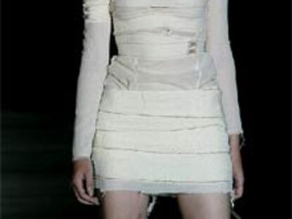 Imagen de una modelo, con la cabeza encapuchada, durante el desfile del debutante David Delfín que provocó un gran escándalo en la Pasarela Cibeles. PLANO MEDIO - ESCENA