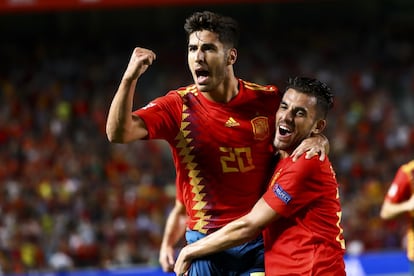 Asensio (izquierda) celebra con Dani Ceballos el tercer gol del equipo.