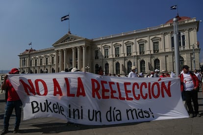 Una protesta  frente al Palacio Nacional durante la conmemoración del fin de la guerra civi en 2024.