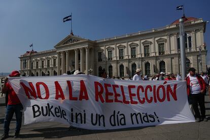 Una protesta  frente al Palacio Nacional durante la conmemoración del fin de la guerra civi en 2024.